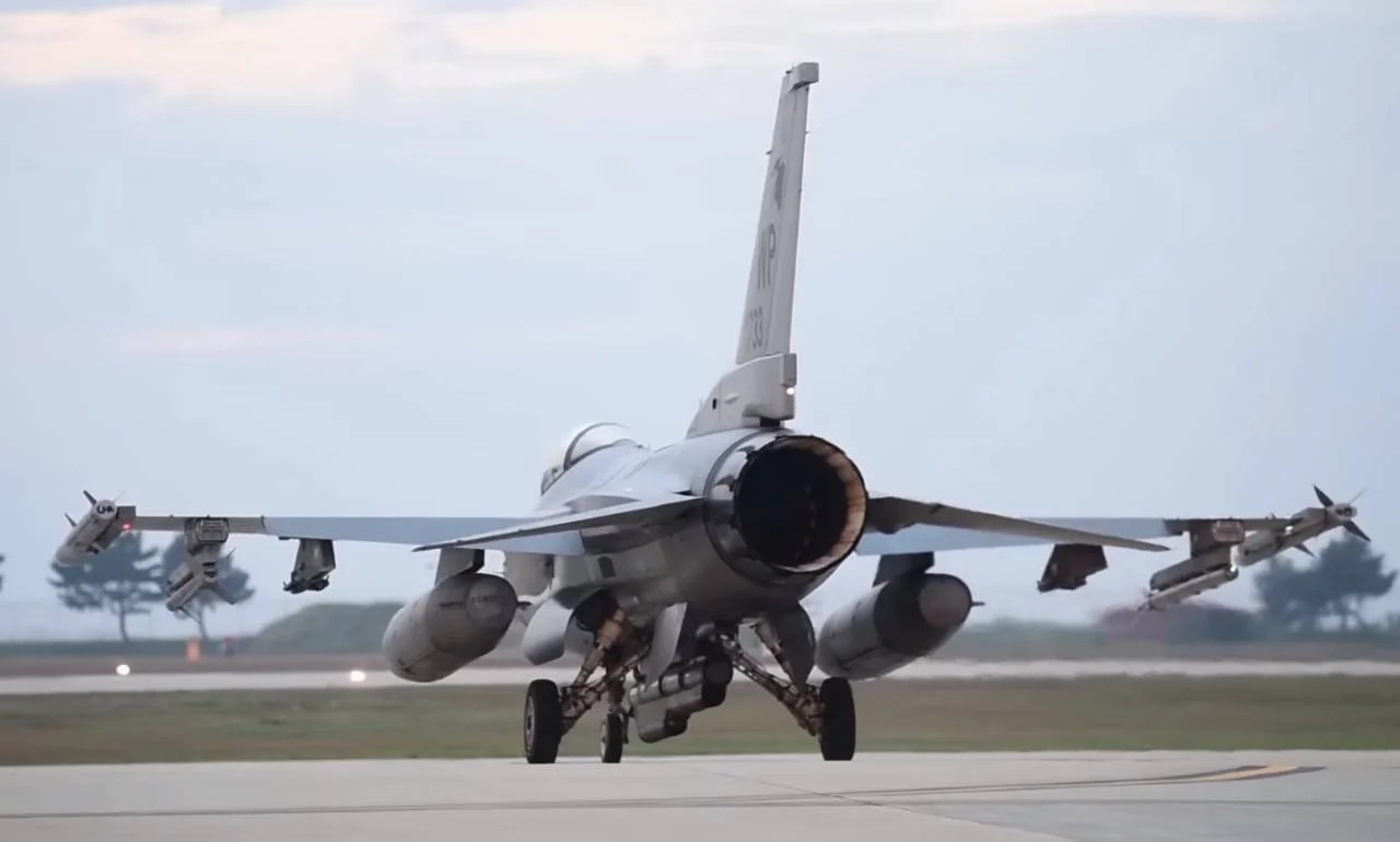 В Украину передали два истребителя F-16